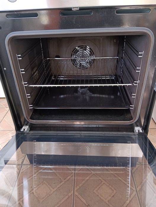 Иноксова свободно стояща печка скерамичен плот VOSS  2 години гаранция