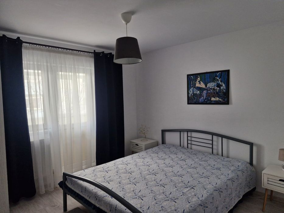Închiriez apartament 4 camere