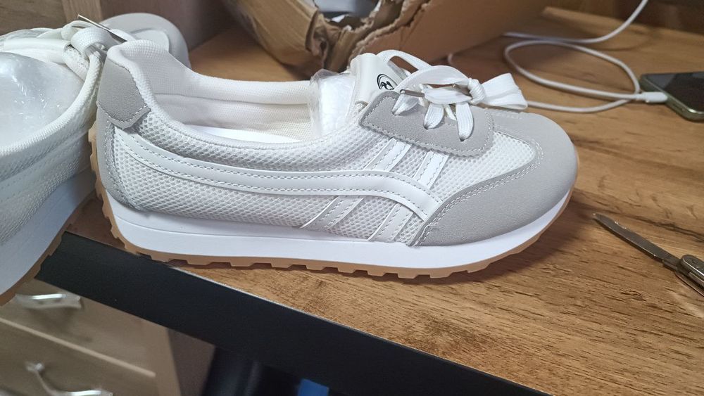 В продаже имеются женские кроссовки