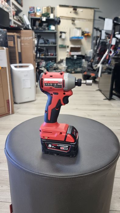 Amanet F28: Masina de insurubat cu impact Milwaukee M18 BLIDRC