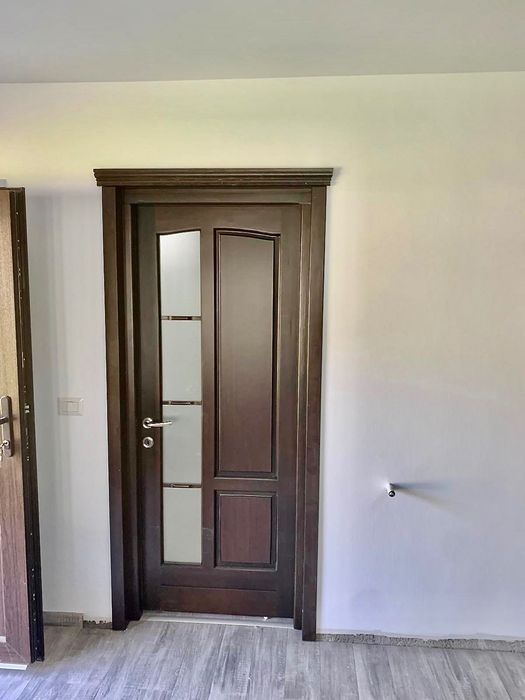 Uși lemn masiv stratificat, premium, eleganțǎ și calitate autentică.