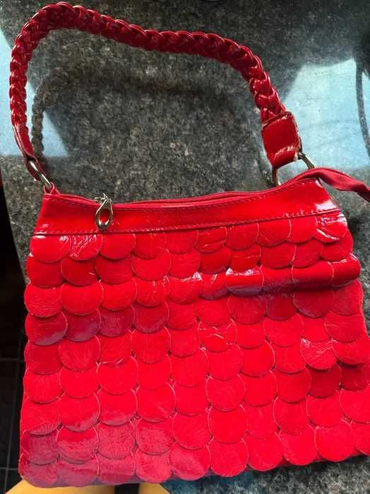 Лачена дамска чанта