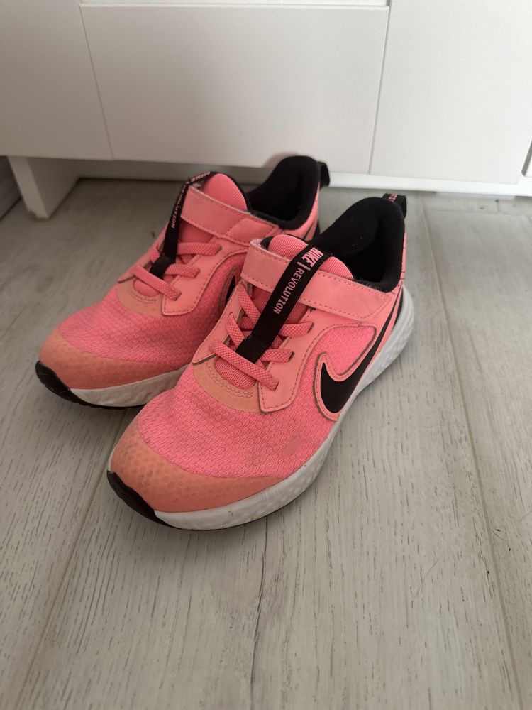 Nike revolution маратонки