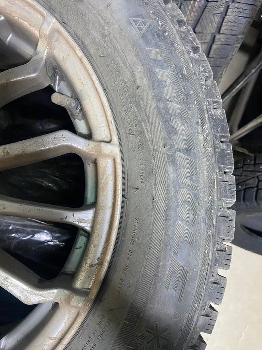 Продам шипованные шины с дисками