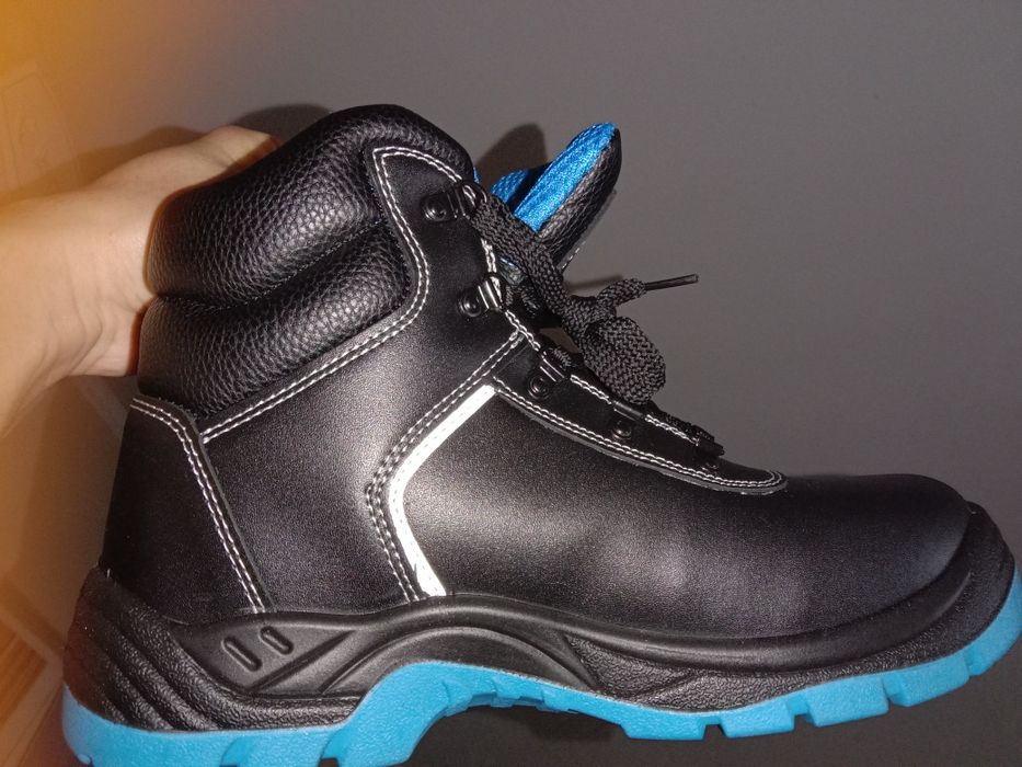 Продам специальные ботинки, новые