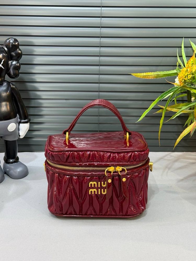 Geanta Miu Miu noua !!! Dimensiuni 22/16 !!!