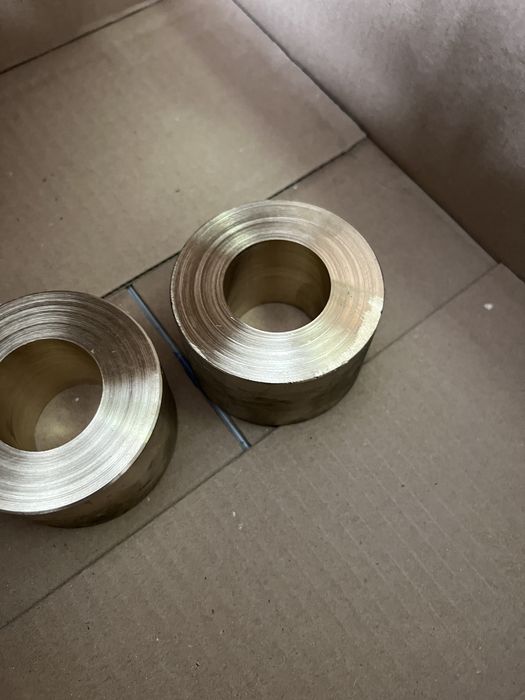 Bucsi din bronz pe baza de comanda