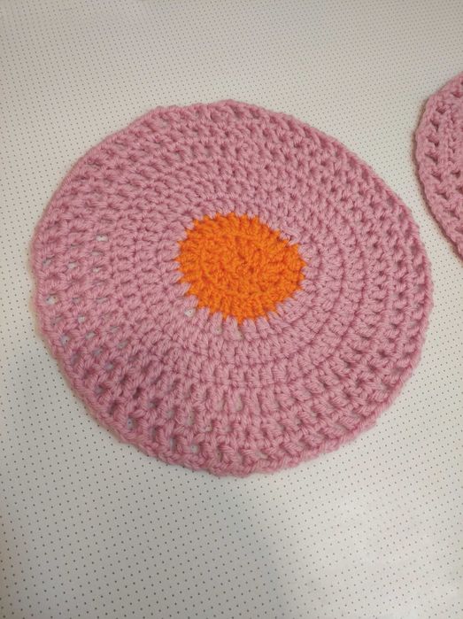 Коврики, вязаные (2 штуки).