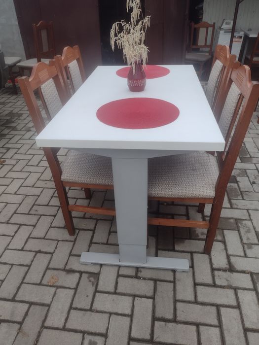 Mese și scaune din lemn masiv