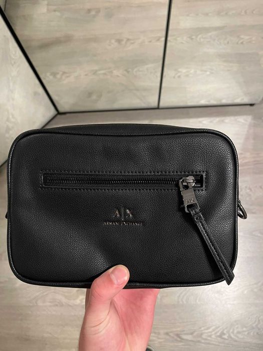 Geanta ARMANI EXCHANGE cu bareta detasabila pentru incheietura, Negru