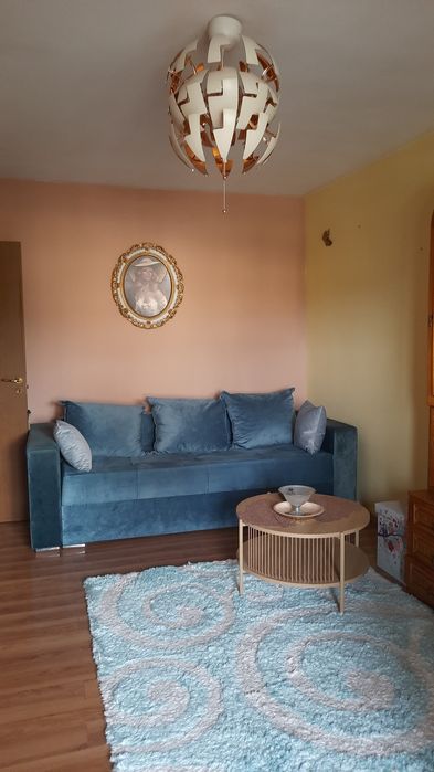 Închiriez apartament cu 2 camere