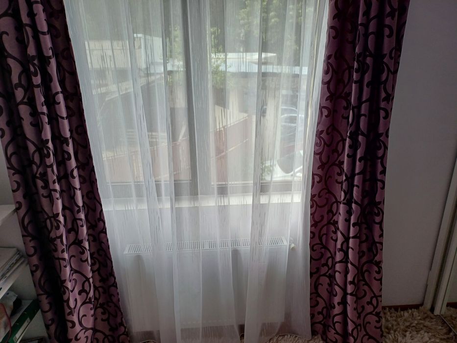 Vând set  perdea  alba cu model si draperie mov cu rejansa