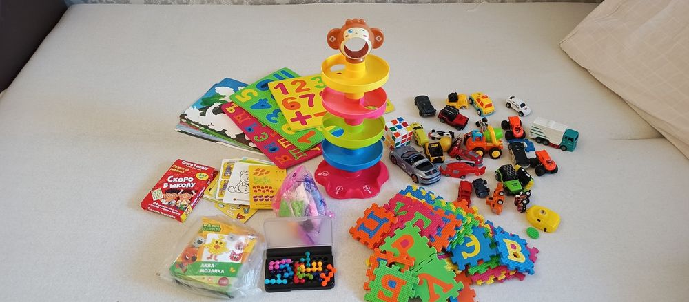 Игрушки разные, машинки , буквы пазлы итд