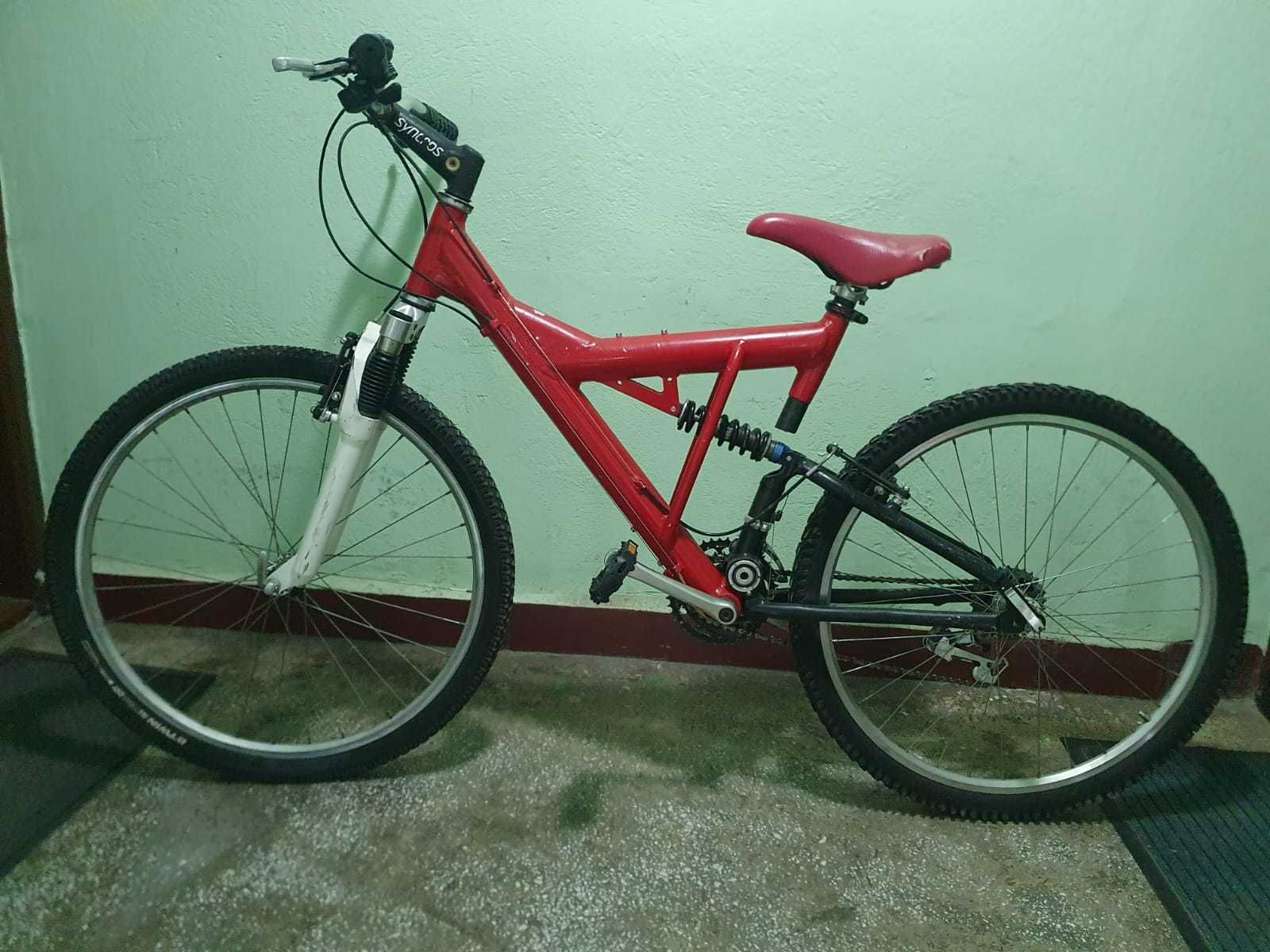Bicicleta full suspension Specialized cu casca
