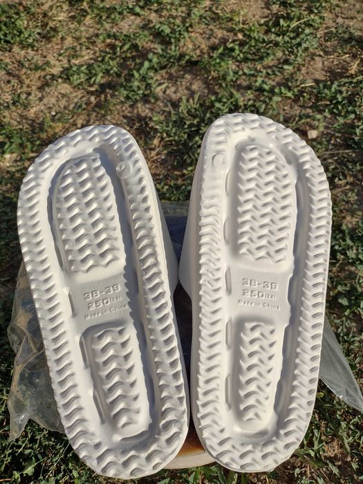 Vand papuci noi albi