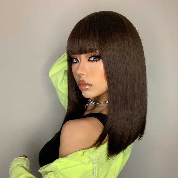 Тъмно кафява 40 см синтетична перука с бретон