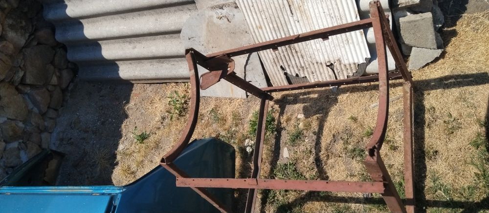 Метална стойка с ориг.дъги за поставяне на варел,бидон др.под. съдове