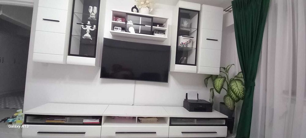 Vând mobilier living