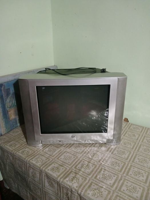LG телевизор срочный продаю