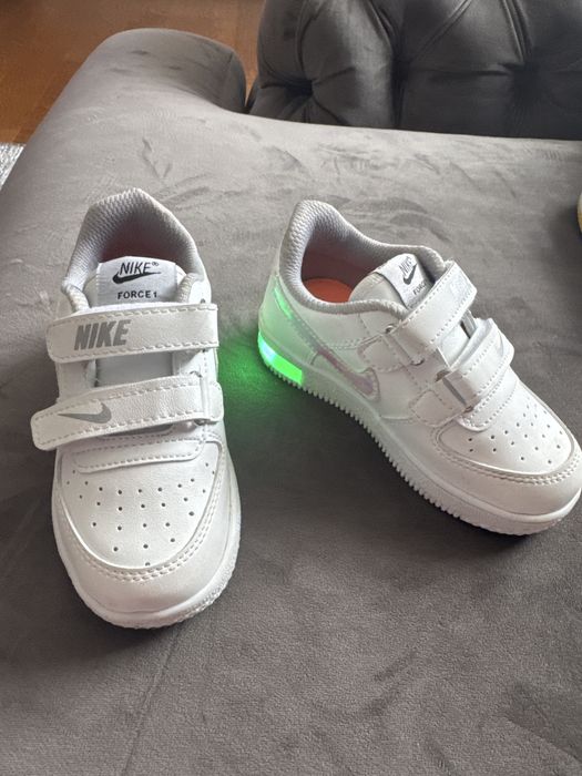 Vand adidasi nike cu beculete