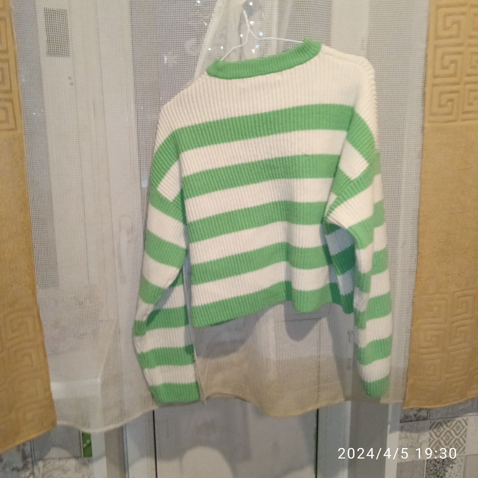 Продам ярко зелёную кофту