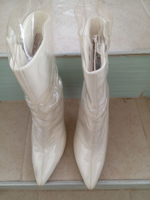 Бели дамски ботуши