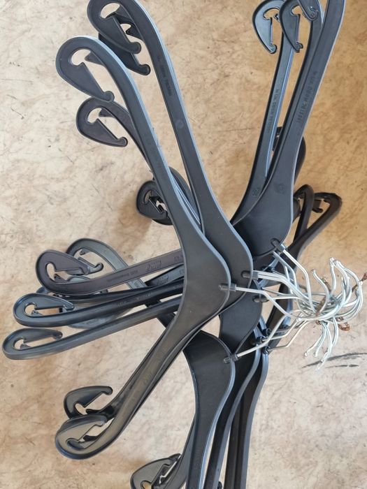 Продавам закачалки за дрехи