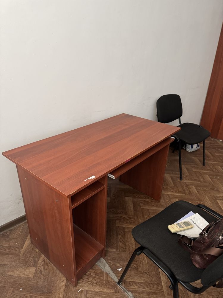 Кондиционер и офисная мебель
