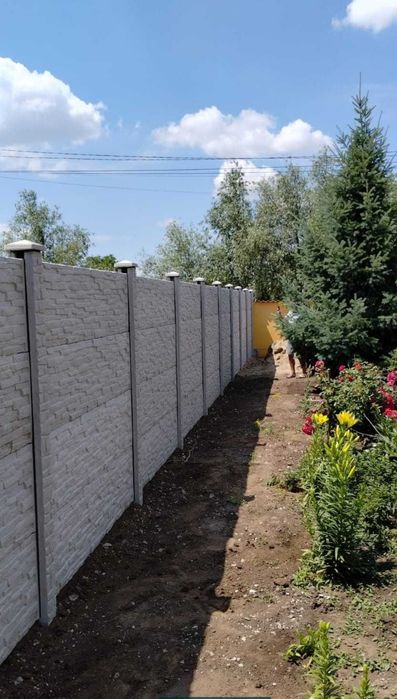 Gard prefabricat din placi de beton armat și vibrat stâlpi, montaj