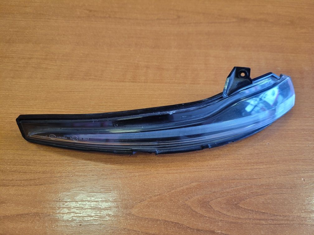 Мерцедес  Mercedes  W205 / капак и мигач дясно огледало.