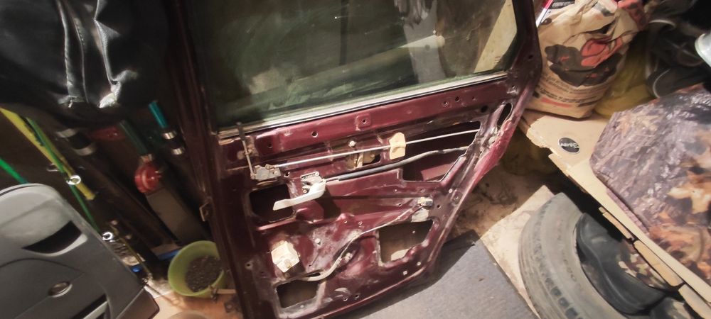 Продам  заданию правую дверь