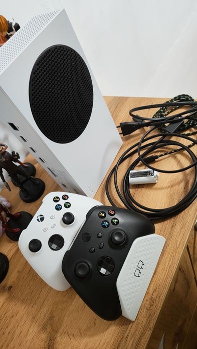 Xbox Series S + 2 контролера и зарядна станция