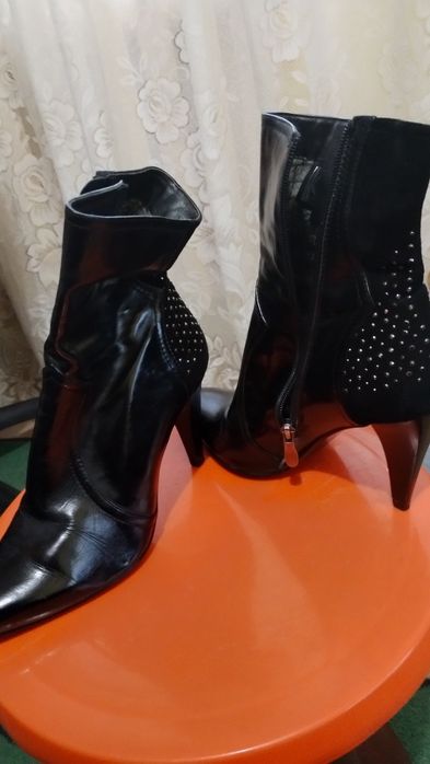 Продавам дамски боти номер 38.