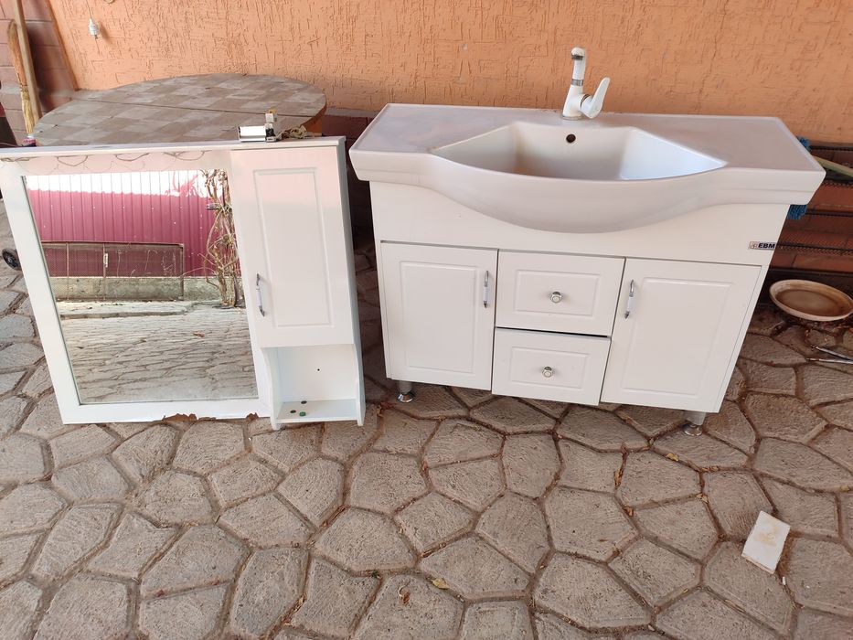 Раковина с тумбой изеркалом б. у