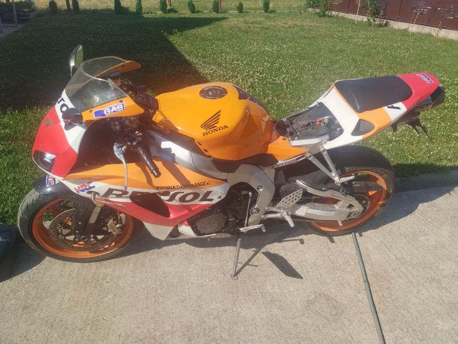 Dezmembrez Honda Cbr 1000 rr model 2004-2005
