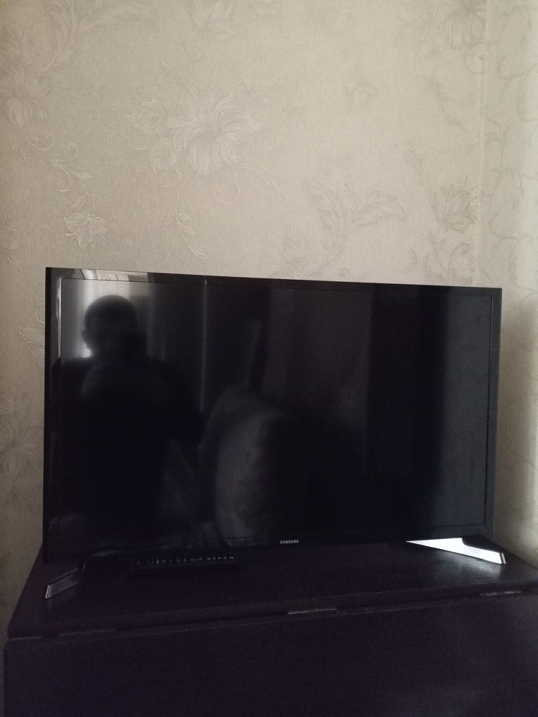 Телевизор Samsung LCD UE32J4500 81 см чёрно-серебристый