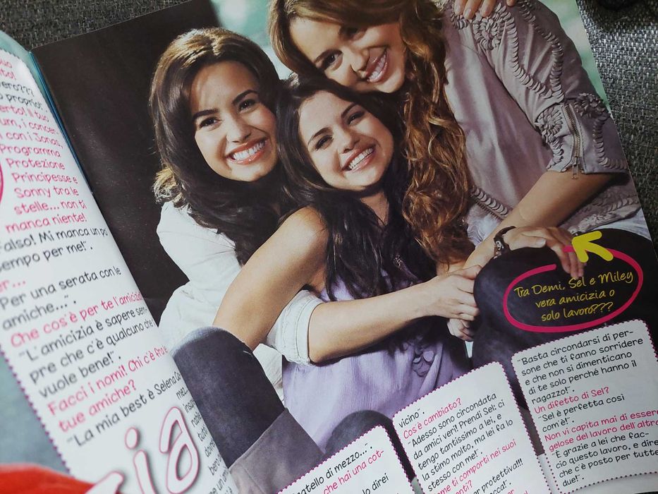 Revista noua, impecabila let's go Cu Avril Lavigne, Selena,Miley Cyrus