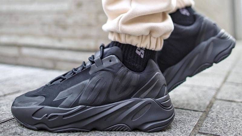 Adidasi Adidas Yeezy 700 triple Black