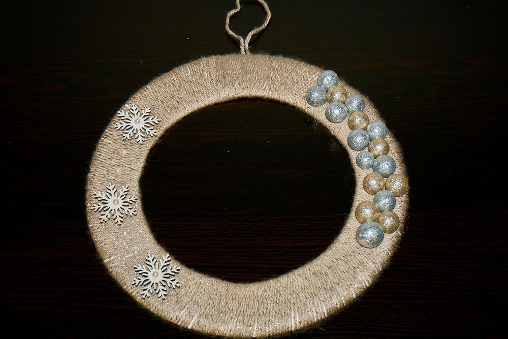 Golden Snow Wreath – Decorațiune handmade de Crăciun