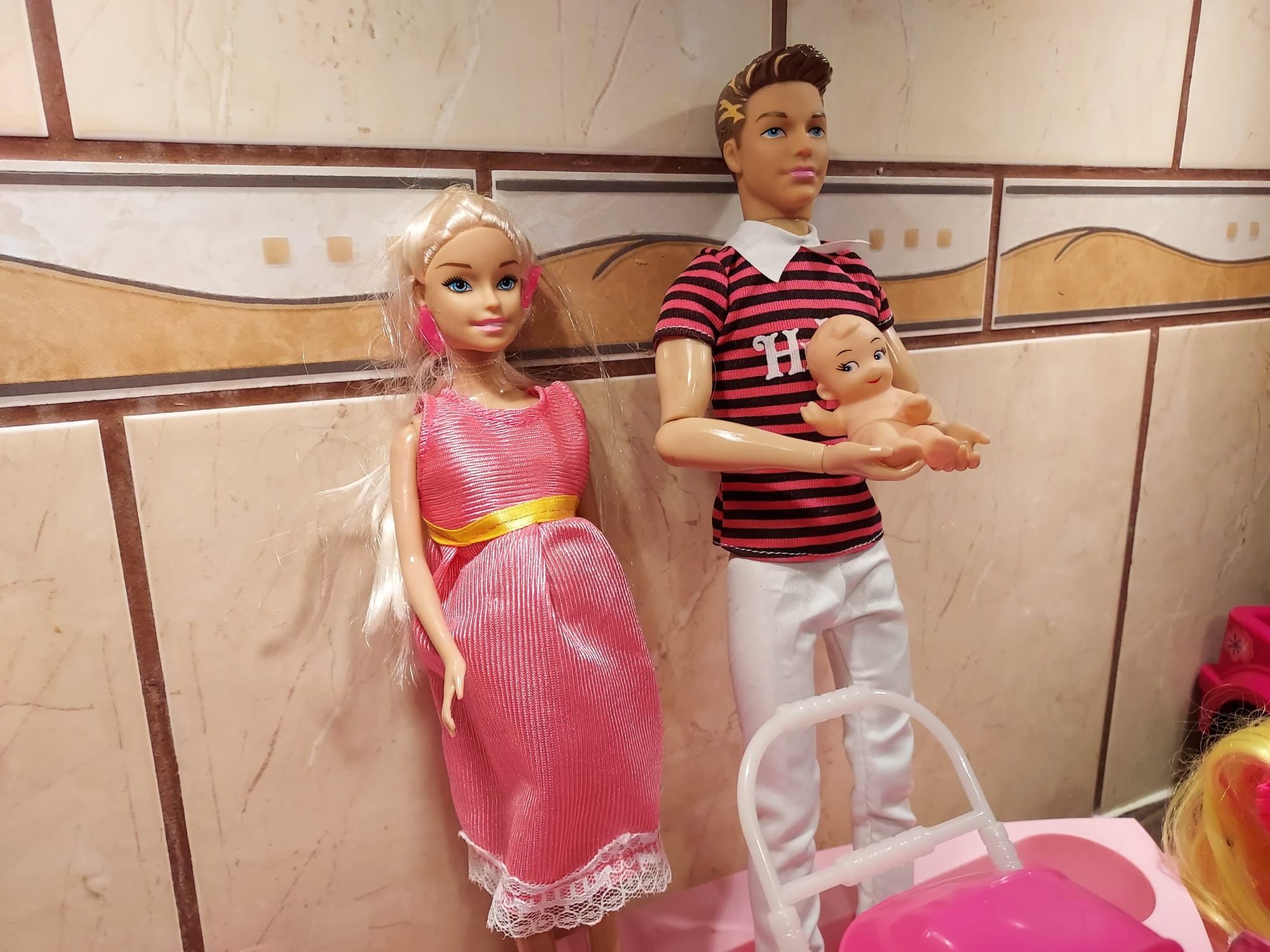 Set jucarii barbie gravida si ken cu masina si accesorii
