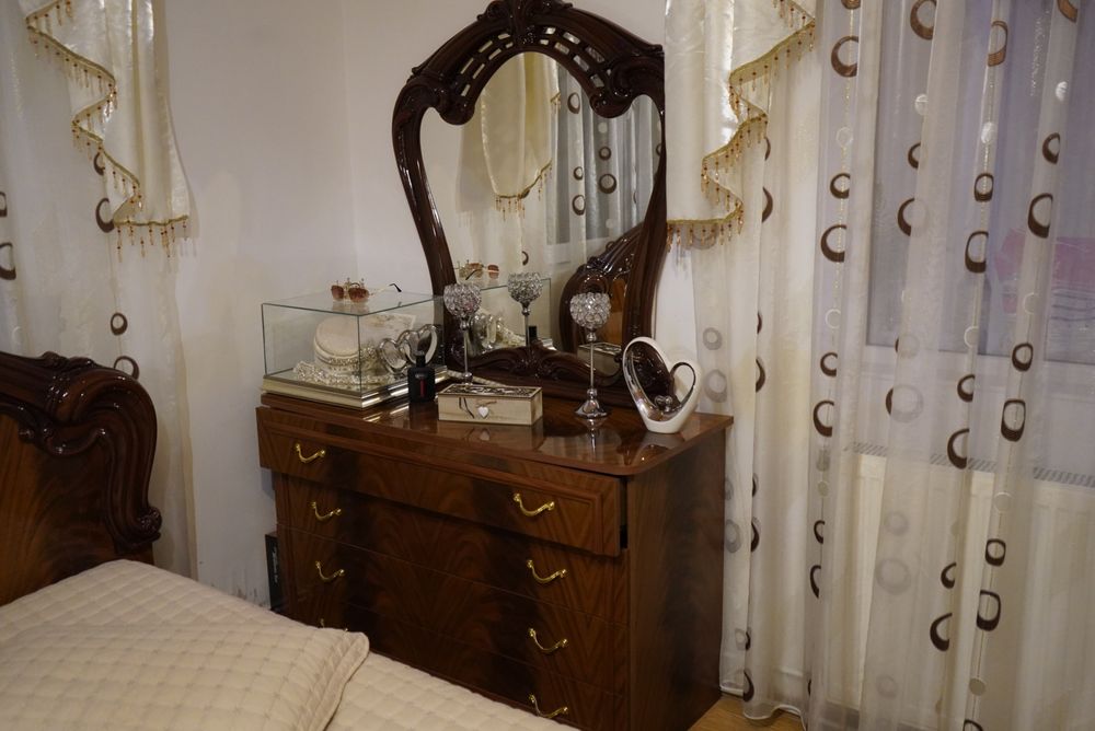 Спалня гардероб тоалетка и 2 нощни шкафчета