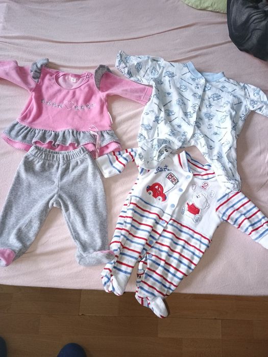 Бебешки дрешки подарявам