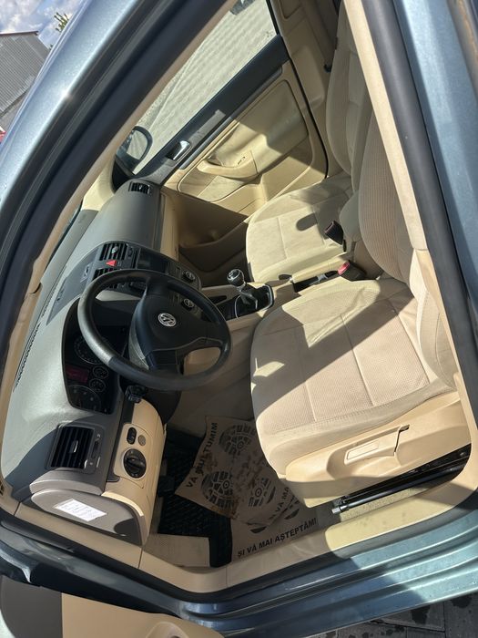 Volkswagen Jetta 1.6 FSI numere rosii expirate