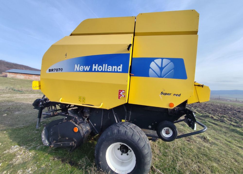 Продавам рулонна балировачка New Holland BR7070 SuperFeed