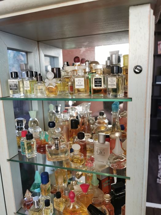 Колекция от 140 мини парфюми