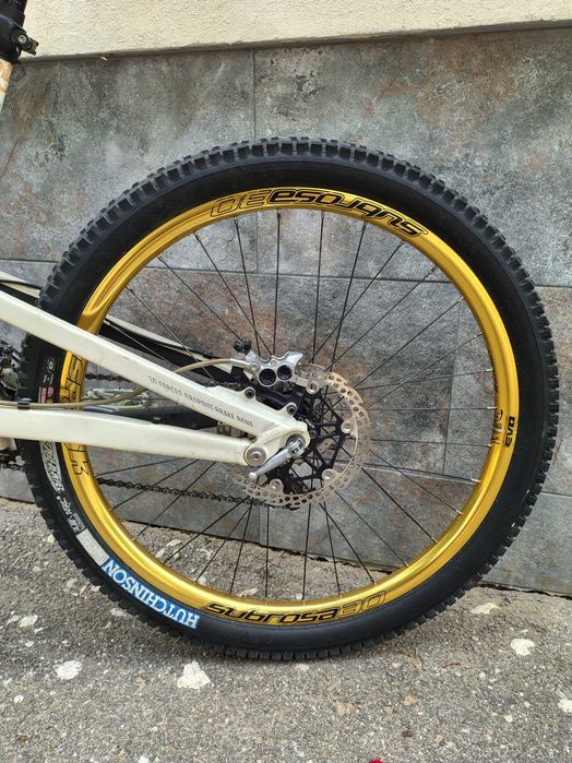 Kawasaki en 500 la pachet cu o bicicletă Canyon Torque ES.