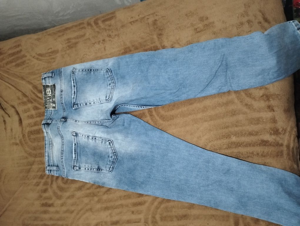 Vând blugi Denim i8 în stare perfecta