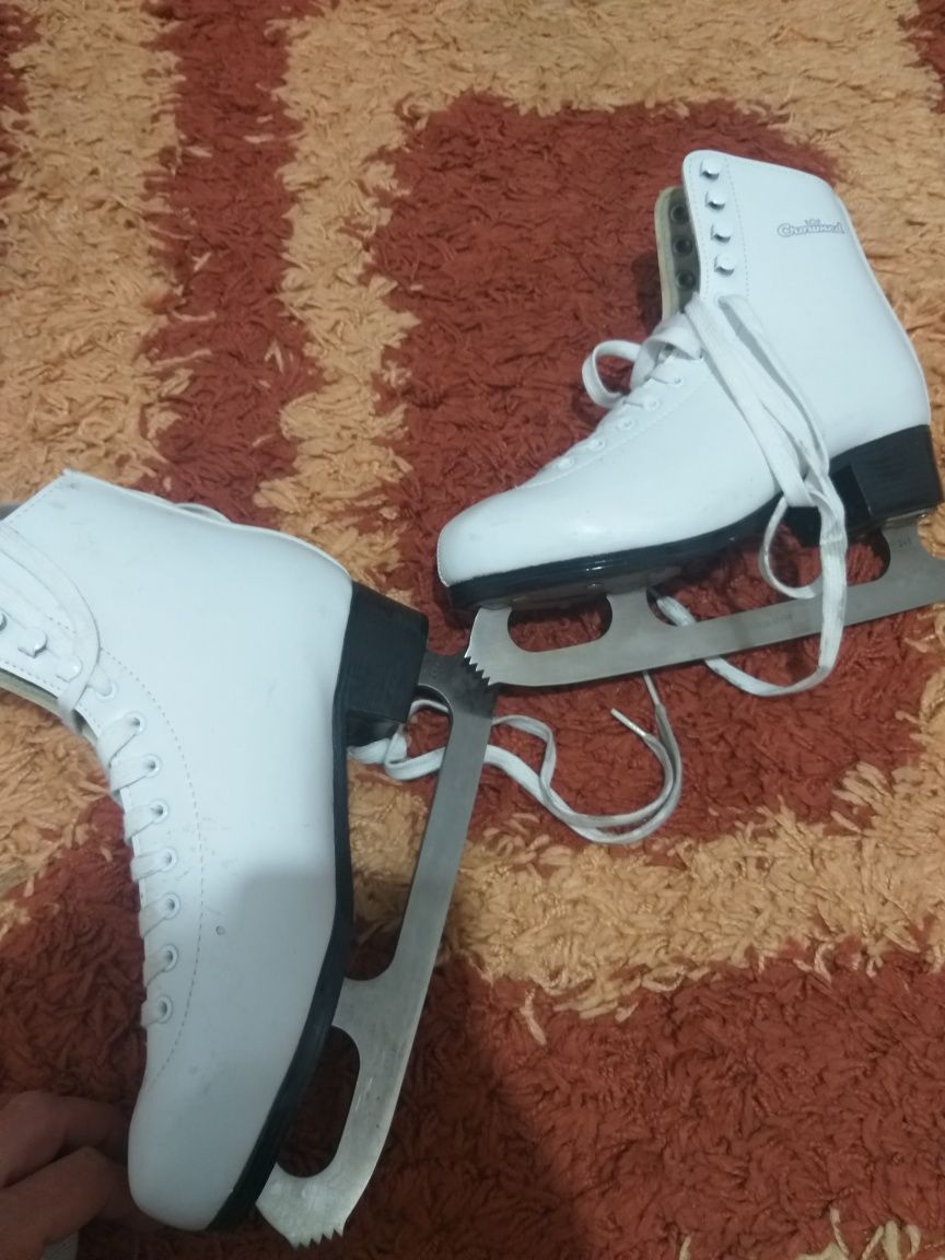 Vand patine pt fete pret 105 lei negociabil