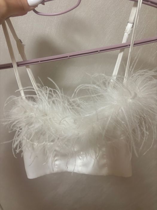 Сатенен бял топ с пера