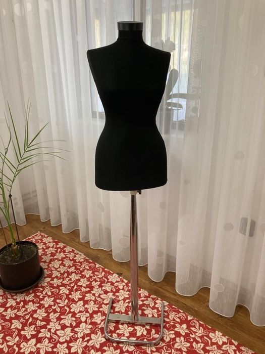Inchiriez bust dama/barbat